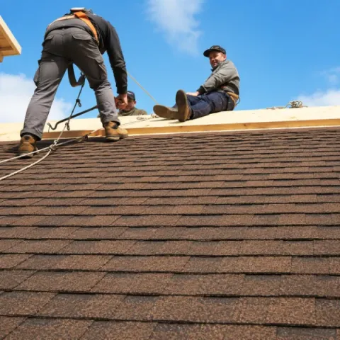 Artisan couvreur Donnezac réalisant la pose d'une toiture en tuiles