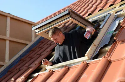 Pose de fenêtre de toit et velux par un couvreur à Donnezac